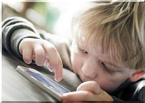 Vocabulary - little boy with smartphone