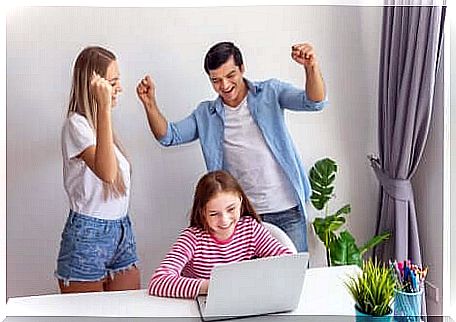 Strengthening self-esteem: Parents support their daughter on the computer