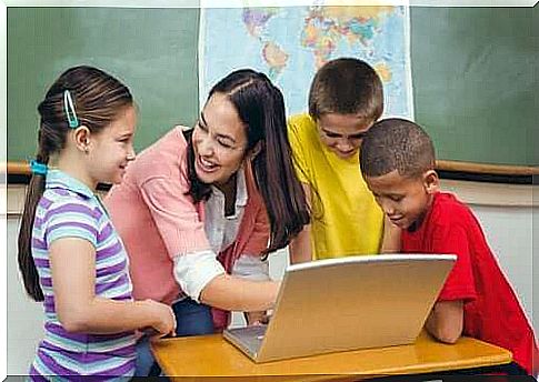 extended curriculum - students with teacher on laptop