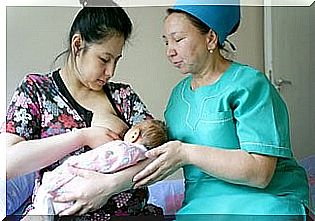 Breastfeeding Baby - mother-learns-to-breastfeed