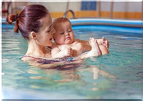 The benefits of mother-child swimming