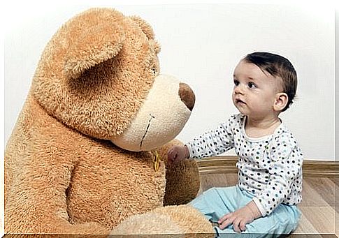 Child with teddy bear: motor skills